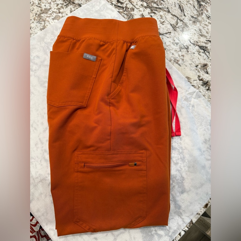 Figs Women’s high Waisted Jogger in orange size small